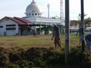 Warga Masyarakat Gampong Lamdingin Bergotong Royong Mempersiapkan Maulid Nabi Muhammad SAW 1441 H / 2019 M