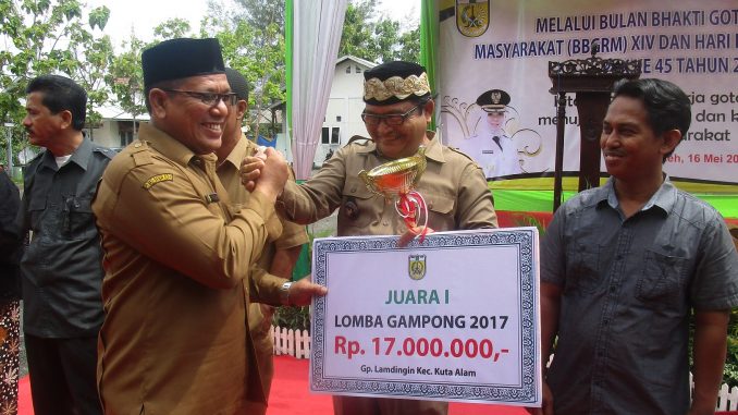Penyerahan Piala dan Hadiah Oleh Wakil Wali Kota Banda Aceh