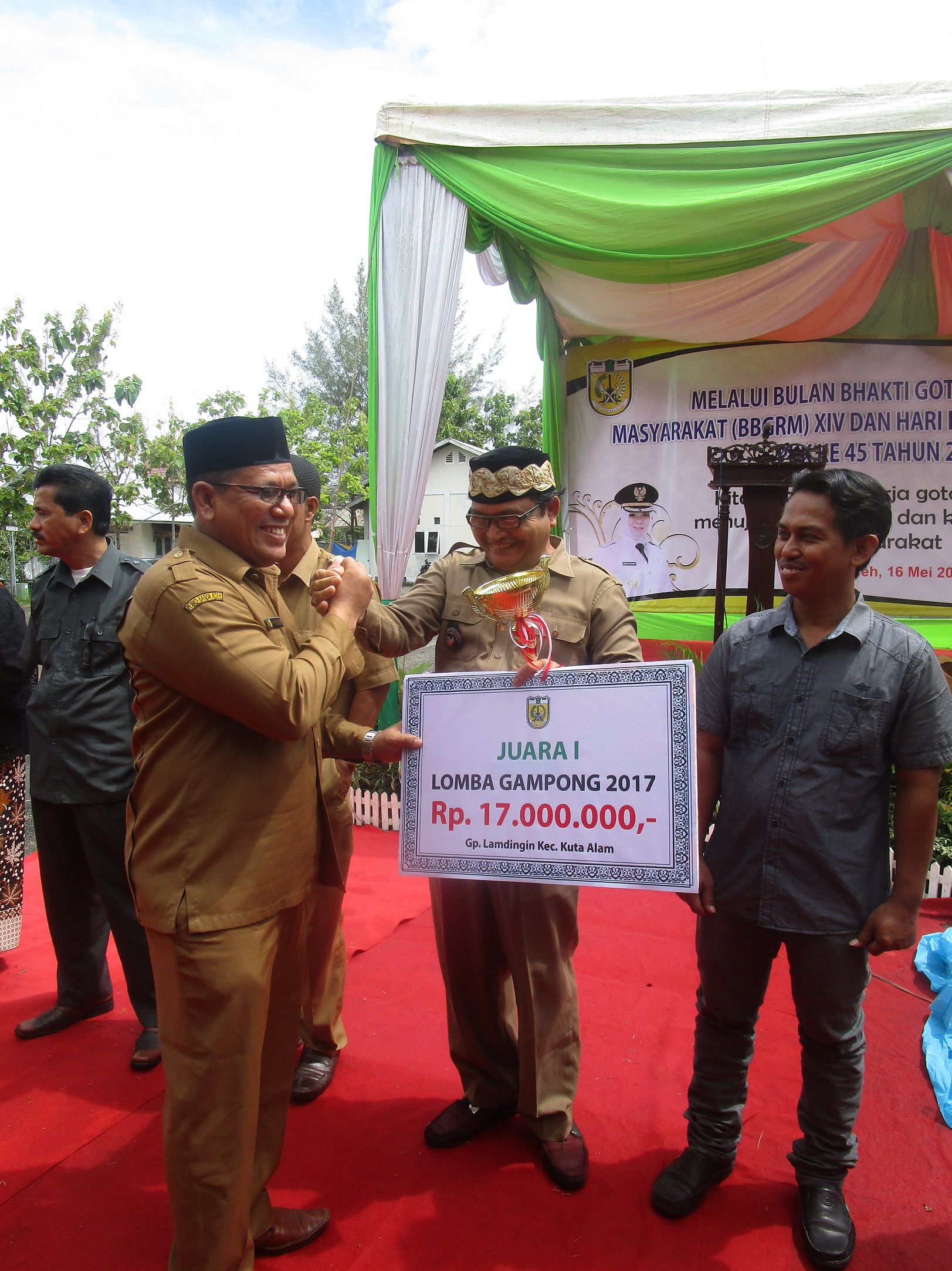 Penyerahan Piala dan Hadiah Oleh Wakil Wali Kota Banda Aceh